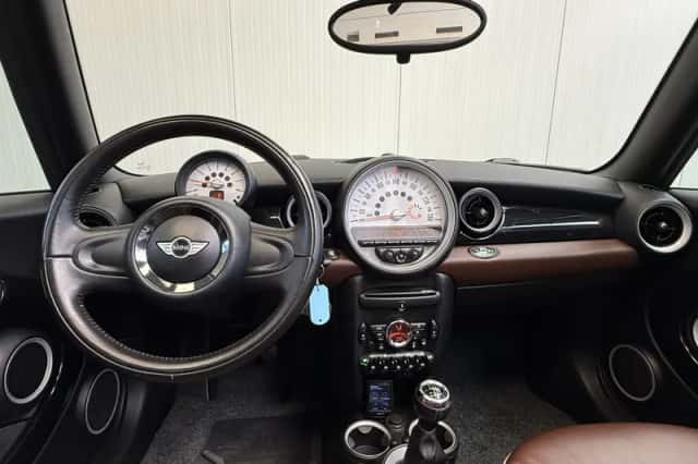 MINI Cabrio (2011) thumbnail 4