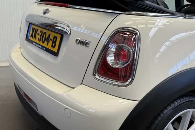 MINI Cabrio (2011) thumbnail 10