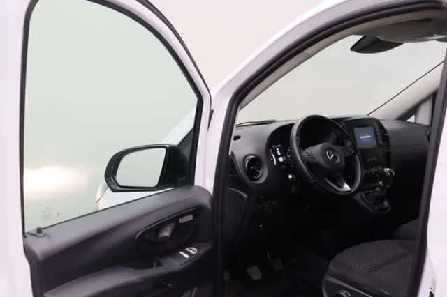 Mercedes-Benz Vito (2023) thumbnail 2