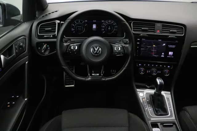 Volkswagen Golf (2017) thumbnail 2