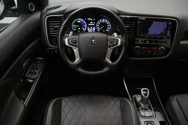 Mitsubishi Outlander (2019) thumbnail 2