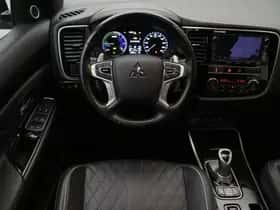 Mitsubishi Outlander (2019) thumbnail 2