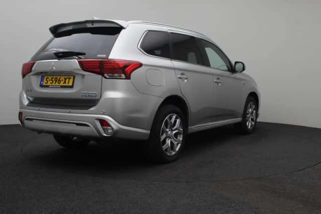 Mitsubishi Outlander (2019) thumbnail 4