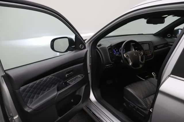 Mitsubishi Outlander (2019) thumbnail 5