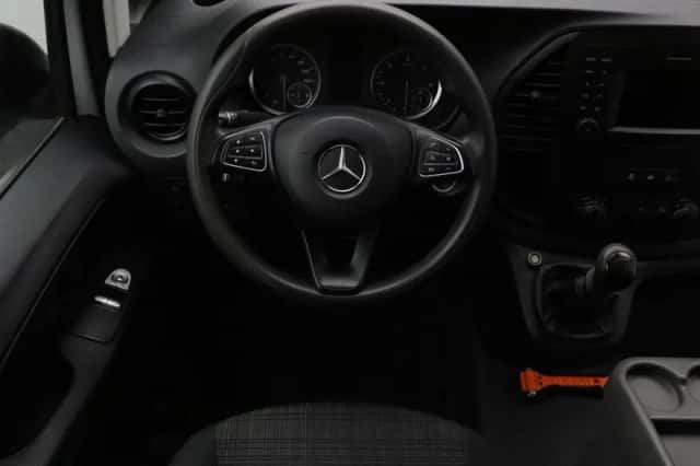 Mercedes-Benz Vito (2020) thumbnail 2