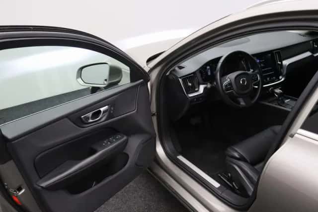 Volvo V60 (2019) thumbnail 4