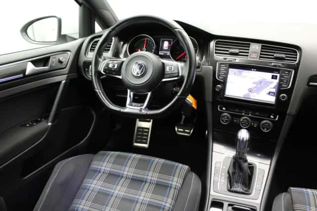 Volkswagen Golf (2015) thumbnail 2