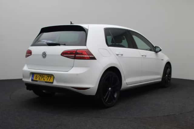 Volkswagen Golf (2015) thumbnail 3
