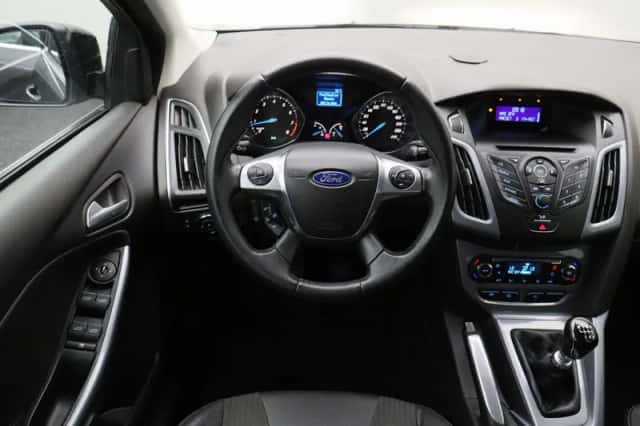 Ford Focus (2011) thumbnail 2