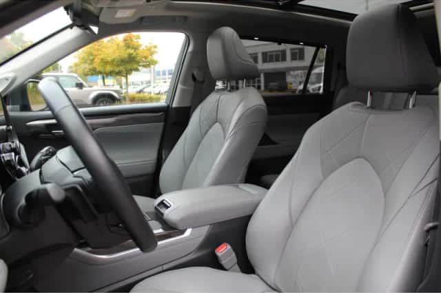 Toyota Highlander (2024) thumbnail 8