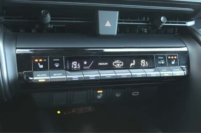 Toyota C-HR (2024) thumbnail 25
