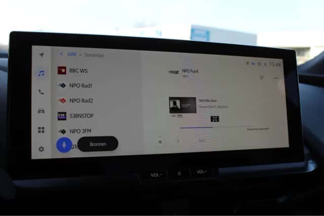 Toyota C-HR (2024) thumbnail 24