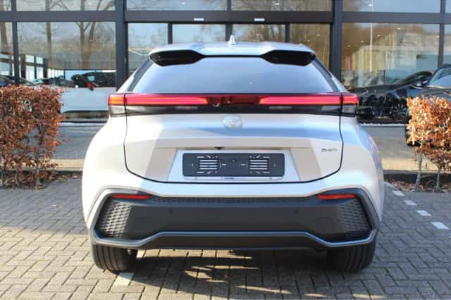 Toyota C-HR (2024) thumbnail 9