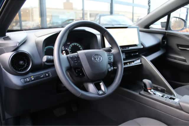 Toyota C-HR (2024) thumbnail 2
