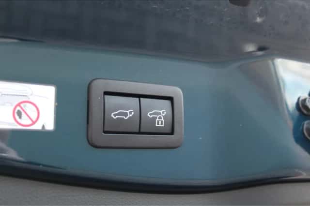 Toyota C-HR (2024) thumbnail 11