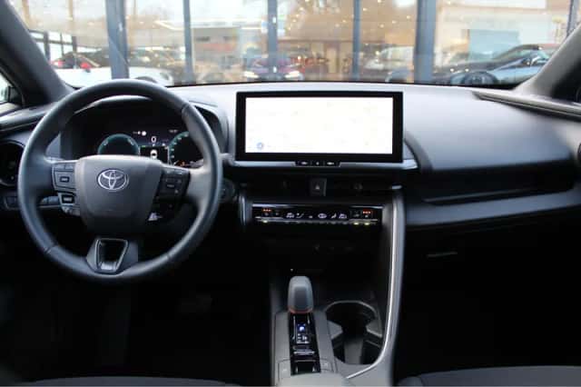Toyota C-HR (2024) thumbnail 4