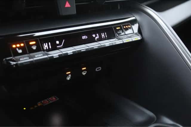 Toyota C-HR (2024) thumbnail 19