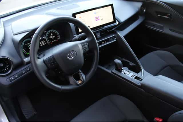 Toyota C-HR (2024) thumbnail 2