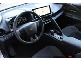 Toyota C-HR (2024) thumbnail 2