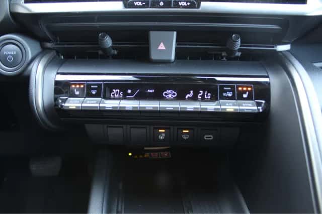 Toyota C-HR (2024) thumbnail 27