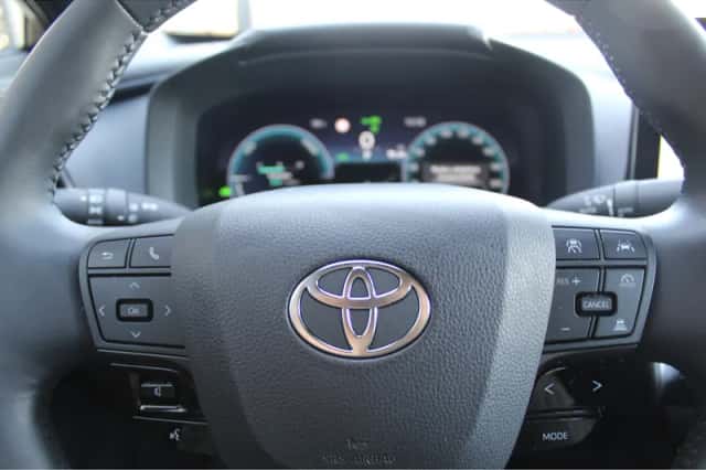 Toyota C-HR (2024) thumbnail 4