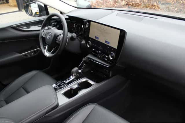 Lexus NX (2025) thumbnail 2