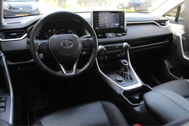 Toyota RAV4 (2021) thumbnail 2