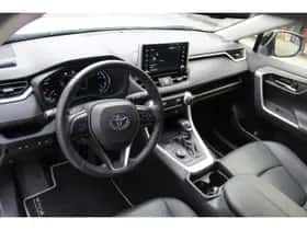 Toyota RAV4 (2021) thumbnail 2
