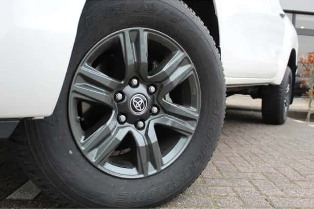 Toyota Hilux (2024) thumbnail 2