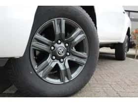 Toyota Hilux (2024) thumbnail 2