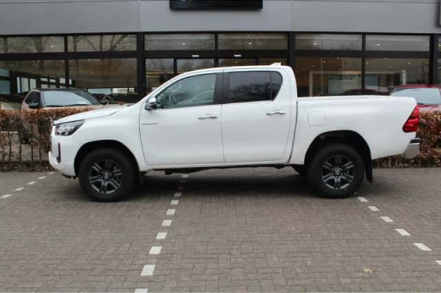 Toyota Hilux (2024) thumbnail 4