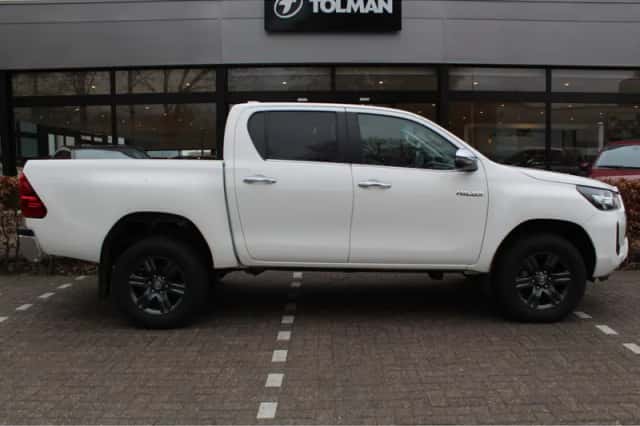 Toyota Hilux (2024) thumbnail 6