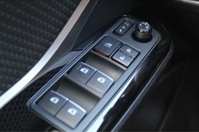 Toyota C-HR (2018) thumbnail 21