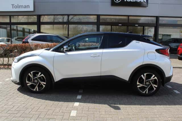Toyota C-HR (2022) thumbnail 2