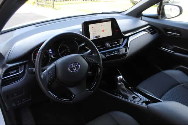 Toyota C-HR (2022) thumbnail 3