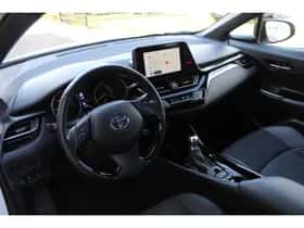 Toyota C-HR (2022) thumbnail 3