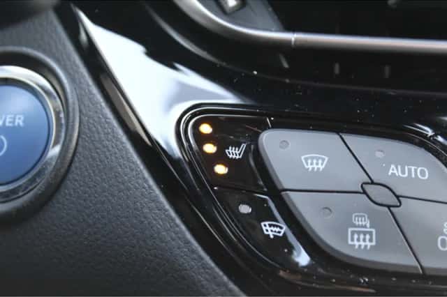 Toyota C-HR (2022) thumbnail 4