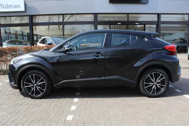 Toyota C-HR (2017) thumbnail 2