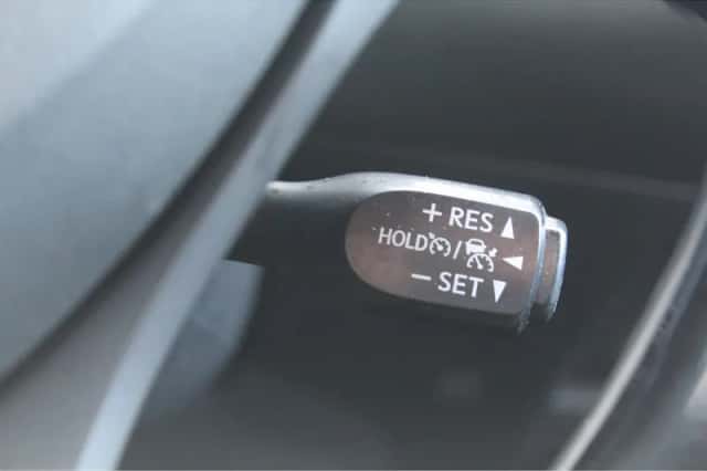 Toyota C-HR (2017) thumbnail 11