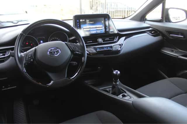 Toyota C-HR (2017) thumbnail 3