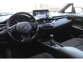 Toyota C-HR (2017) thumbnail 3