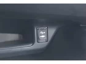 Toyota C-HR (2017) thumbnail 25