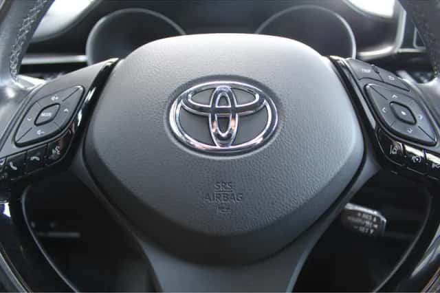 Toyota C-HR (2017) thumbnail 8