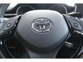 Toyota C-HR (2017) thumbnail 8