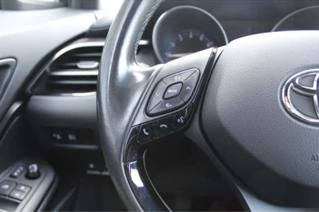 Toyota C-HR (2017) thumbnail 9