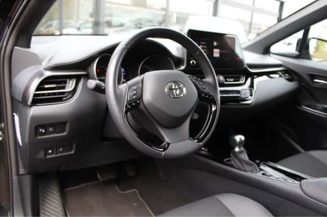 Toyota C-HR (2023) thumbnail 2