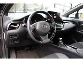 Toyota C-HR (2023) thumbnail 2