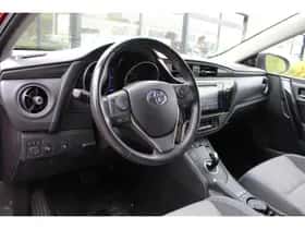 Toyota Auris (2018) thumbnail 2