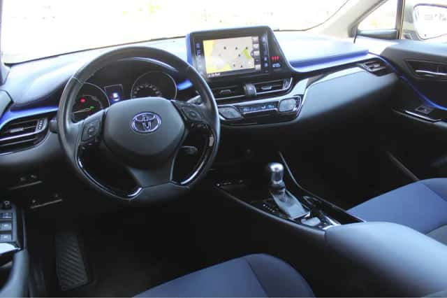Toyota C-HR (2017) thumbnail 2