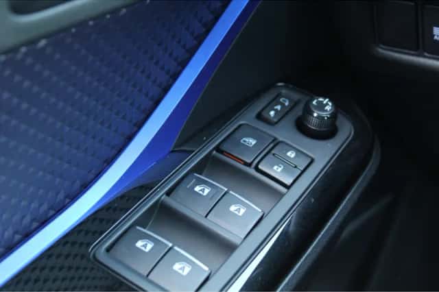 Toyota C-HR (2017) thumbnail 13